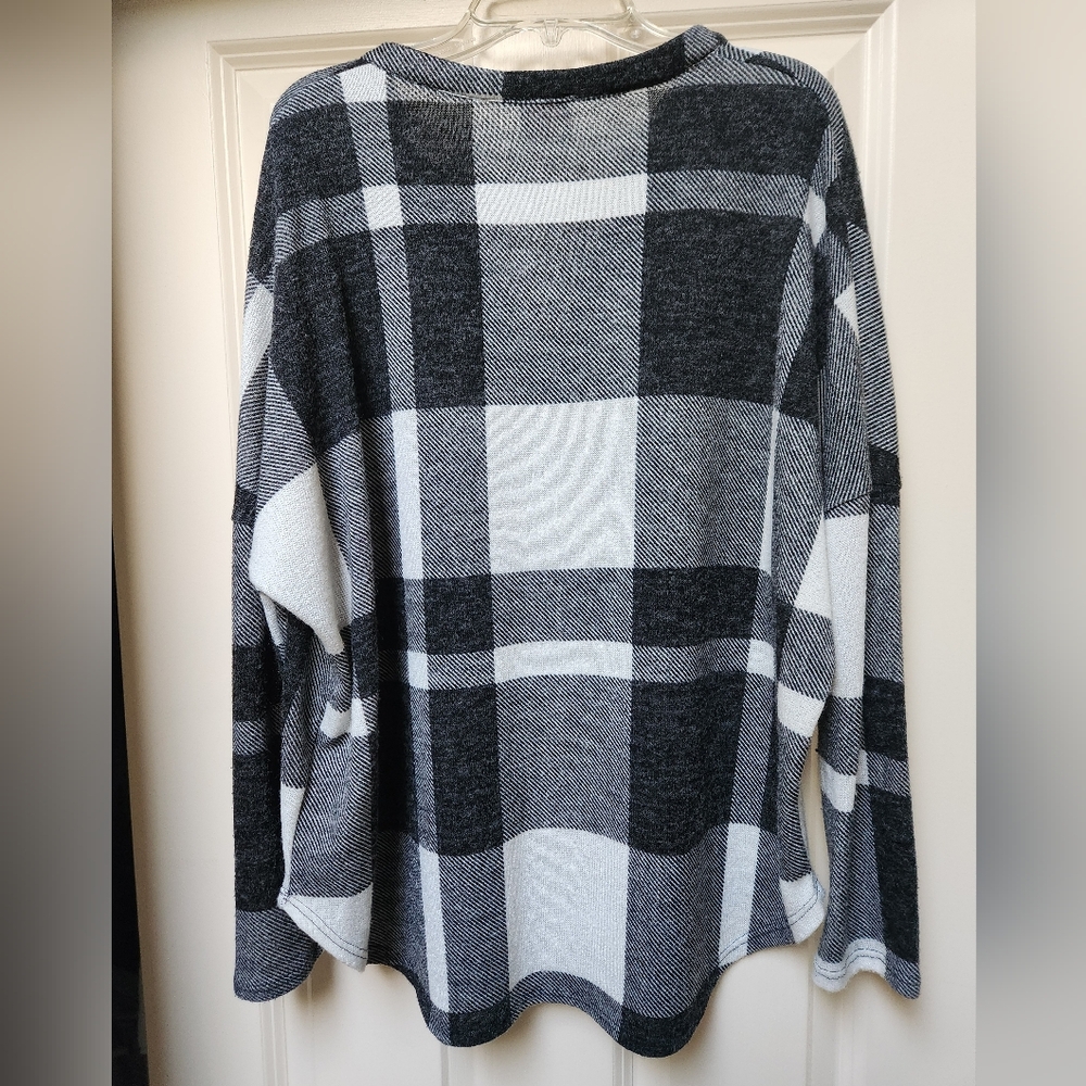 Wanna Be Black and White Plaid V-Neck Top - Picture 5 of 8